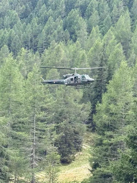 Ein AB212 des Bundesheeres sowie eine EC135 der Polizei führten zahlreiche Löschflüge durch.  | Foto: Feuerwehren Niederwölz und Krakaudorf