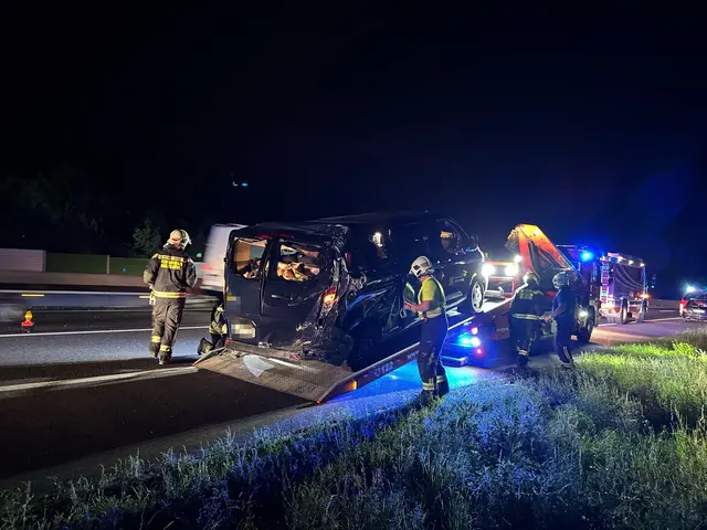 Rettungskräfte kümmern sich um die Verletzten nach der Kollision zwischen LKW und Kleinbus auf der A21 bei Gießhübl. | Foto: Doku NÖ