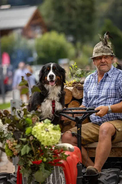 Diese beiden genossen es, ihren geschmückten Traktor zu zeigen. | Foto: Nikolaus Faistauer Photography