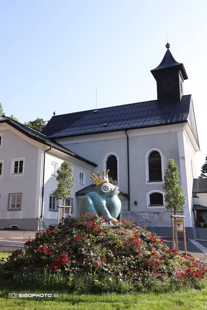 Die Gemeinde hat die Volksschule umfassend saniert und teilweise neu gebaut. Eine Kumpf-Figur ziert nun den Vorgarten.  | Foto: Sigophoto.at