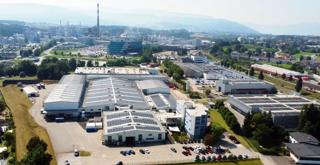 Die Lenzing AG erzeugt auf ihren Dächern Strom. | Foto: Verbund/Lenzing