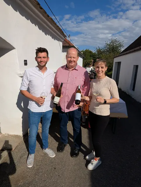 Weingut Norbert Bauer und Weingut Schüller übernahmen im ersten Keller die Weinbegleitung, während Max Gaspar vom Straningerhof eine köstliche Vorspeise servierte. Willi Bauer, Max Gaspar und Nadine Schüller | Foto: Weinstraße Weinviertel