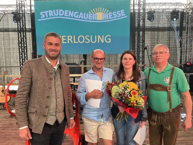 Stefan Aigner (links) und Josef Buchinger (rechts) bedankten sich bei Alfred Aigner und Sonja Eder für ihr lanjähriges Engagement. | Foto: Strudengauer Messe