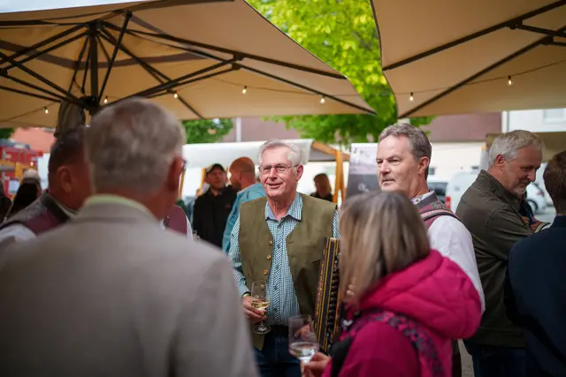 Mister "Lilienhof" Martin Preineder (ÖVP) mischte sich unter die Weinfreunde. | Foto: Johannes Friedl