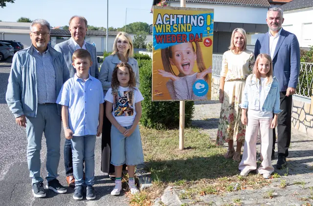 Landesrat Mag. Heinrich Dorner (r.) mit Horitschons Bürgermeister Gerhard Petschowitsch, BA, MSc (l.), Ing. Bernd Toplak, Leiter der Präventionsabteilung AUVA, Landesstelle Wien (2.v.l. hinten), DI Sabine Kaulich, Kuratorium für Verkehrssicherheit (3.v.l. hinten) und Direktorin OSR Marion Schmiedl, BEd, MA von der Volksschule Horitschon (2.v.r. hinten) mit zwei Schülerinnen und einem Schüler (vorne) der Volksschule Horitschon.   | Foto: Landesmedienservice Burgenland/Daniel Fenz