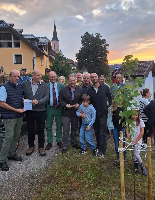 Von links: Bürgermeister Wolfgang Ganzenhuber, Kameradschafts-Obmann Christian Löcker, Bernhard Huber, der Präsident des österreichischen Waldverbandes, Rudolf Rosenstatter, und die drei Generationen Rinnertaler. | Foto: Saliger