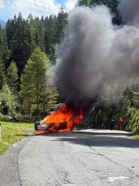 Die Feuerwehr Wald im Pinzgau und die Löschgruppe Königsleiten waren am Sonntag, dem 24. August, bei einem Fahrzeugbrand im Einsatz. | Foto: Feuerwehr Wald im Pinzgau
