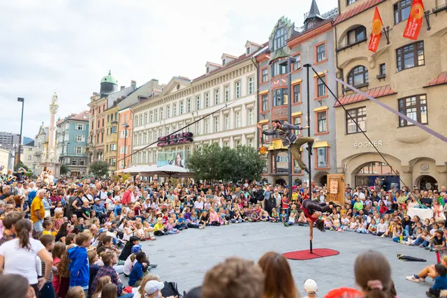 Mano Amano in der Maria-Theresienstraße hatte ein großes Publikum.  | Foto: Alena Klinger