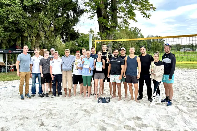 v.l.n.r.: Thomas Wahl (Obmann Sportverein Ennsdorf Beach), Lukas Grafeneder (Obmann JVP Ennsdorf), Matthias Brunner, Jonas Denk, Florian Binder, Elias Phiringer, Michael Hofer, Andreas Derntl, Victoria Stütz, Patrick Steiner, Rene Solberger, Markus Maringer, Mario Schober, Christian Neubauer, Alexander Greisinger, Sarah Greisinger, Thomas Steininger | Foto: JVP Ennsdorf