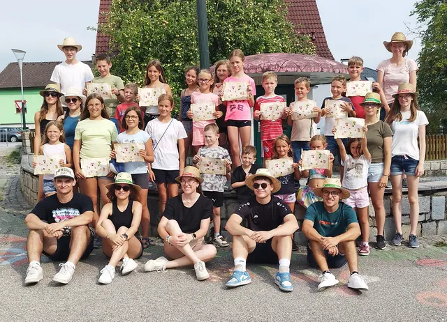 Katholische Jugend-Leiterin Jasmin Bauer und ihr Team mit den teilnehmenden Kids beim „Sommer-Spaß in Echsenbach“ bei der Katholischen Jugend. | Foto: Marktgemeinde Echsenbach