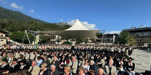 Der Schlossplatz in Fügen war bestens gefüllt.  | Foto: Gem. Kaltenbach