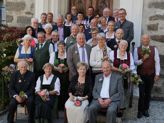 Die 16 Paare erneuerten im Rahmen der Jubelhochzeitsmesse ihr Eheversprechen. | Foto: Gemekinde Vichtenstein