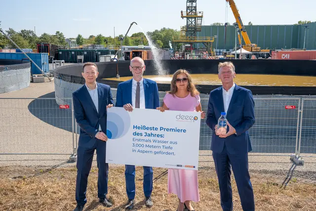 (v. L. n. R.:) Wien Energie-Geschäftsführer Karl Gruber, stellvertretender Generaldirektor der Wiener Stadtwerke Roman Fuchs, Stadträtin für Stadtentwicklung, Mobilität und Wiener Stadtwerke Ulli Sima, (SPÖ) und Wien Energie-Geschäftsführer Michael Strebl. | Foto: MeinBezirk/Valentina Marinelic