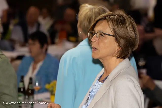 Eva D. aus Mödling ließ sich mitreißen zum Mitsingen. | Foto: www.cine-motion.at / Ivanek