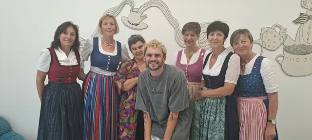 Andrea Maier, Johanna Urthaler, Leitung "Wir und ihr" Corinna Kogler, Betreuer "Wir und ihr" Valentin, Judith Eidenhammer, Bezirks-Stellvertreterin Heidi Brandmayr, Bezirks-Obfrau Gerlinde Reissig (v.l.). | Foto: Gaby Gierbl