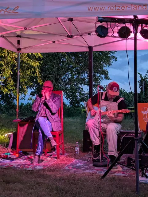 Musikalisch umrahmt wurde das Kellergassenkulinarium vom Jörg Danielsen Duo, das zwischen den Kellern für stimmungsvolle Momente sorgte. | Foto: Weinstraße Weinviertel