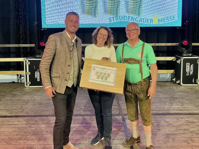 Stefan Aigner (Musikverein) und Josef Buchinger (Kameradschaftsbund) gratulieren Ulrike Hader zu 7.000 Euro in bar. | Foto: Strudengauer Messe