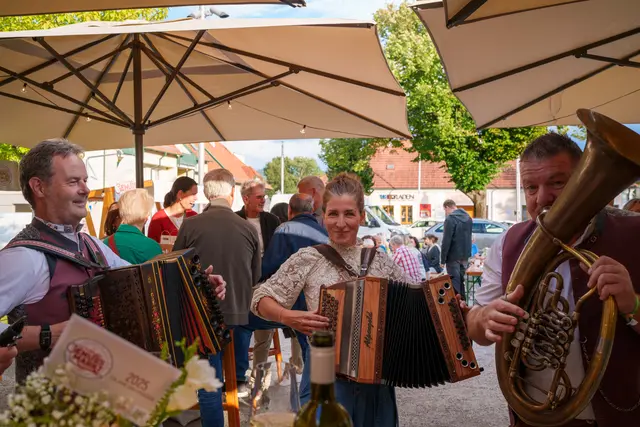 „Marktmutter“ Maria Kornhofer (Mitte) ist nicht nur Hauptorganisatorin, sie musiziert auch fleißig mit. | Foto: Johannes Friedl