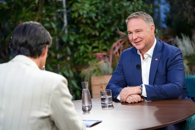 Babler betont, die Regierung habe bereits eine Mieterhöhung für rund 100.000 Haushalte verhindert und wolle Wohnkosten weiter dämpfen. | Foto: ORF/Roman Zach-Kieslimg