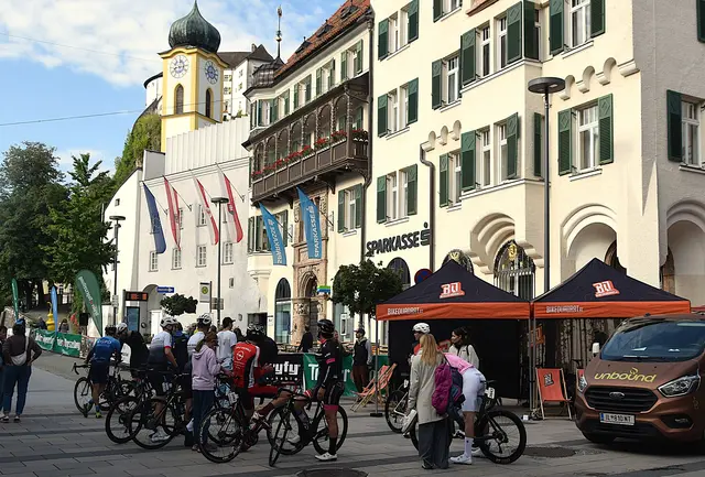 Frühmorgens fängt der Vogel den Wurm - Oberer Stadtplatz - eine Stunde vor dem Start. | Foto: © Friedl Schwaighofer