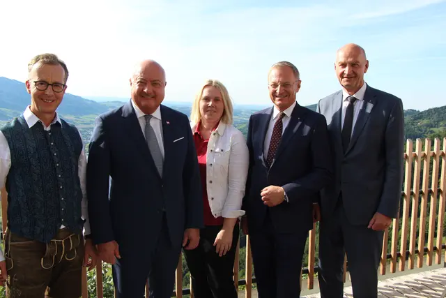 Burgherr Peter Leeb, Bundskanzler Christian Stocker, Bezirksobfrau Stefanie Meiseleder, Landeshauptmann Thomas Stelzer und Landesrat Christian Dörfel (v.li.) | Foto: MeinBezirk/Staudinger