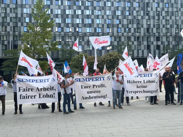 "Wir wollen Lohnerhöhungen, keine Almosen!", "Keine Ausbeutung" und "Akcja Protestacyjna" (z. Dt. "Protestaktion") steht auf den Protestbannern. | Foto: Valentina Marinelić/MeinBezirk
