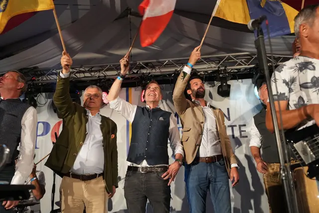 Politiker schwenken Fahnen | Foto: FPÖ