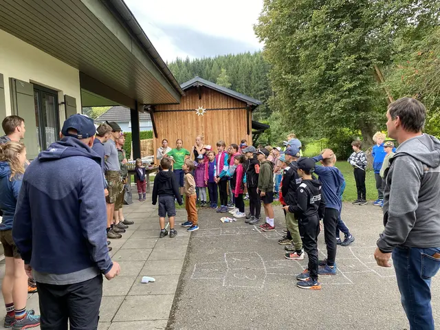 Zahlreiche begeisterte Kids konnten beim Trofaiacher Ferienspaß unter Aufsicht des Alpinteams, ihre Geschicklichkeit an der Flying-Fox, der Slackline, im Boulderraum, beim Malen und Bogenschießen erproben und testen.
| Foto: ÖAV Trofaiach