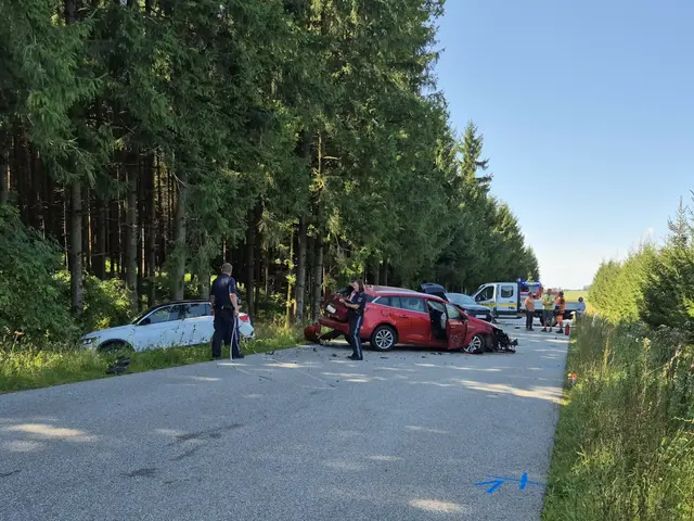 Drei verletze Personen wurden mit der Rettung in die umliegenden Krankenhäuser gebracht. 