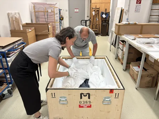 Das nächste Juwel der Wanderausstellung wird aus seinen vielen Schichten gepackt | Foto: Lauren Fahrenberger / MeinBezirk