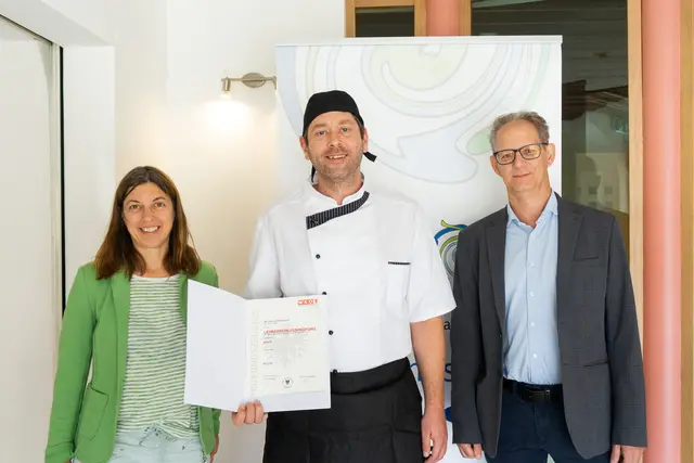 Carmen Praxmarer und Gerhard Kubin vom AMS Landeck gratulieren Michael Hörburger. | Foto: Milda Zukaité