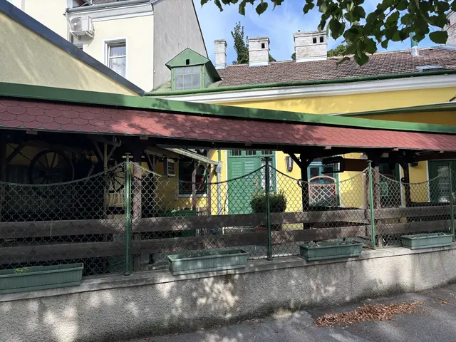 Ein Gastgarten, eine Stube sowie ein Kellerstüberl würden nur noch auf eine Wiedereröffnung warten. | Foto: Luca Arztmann/MeinBezirk