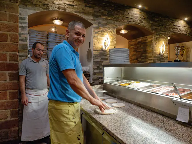 Die Pizzen werden von Hand gefertigt. | Foto: Königshofer