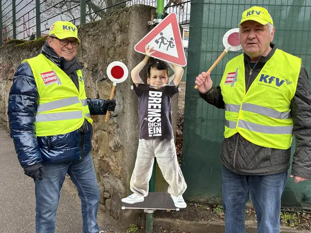 Raimund Boltz und Edmund Cvak sorgen als Schülerlotsen für einen sicheren Schulweg für die Kinder. | Foto: Marlene Trenker