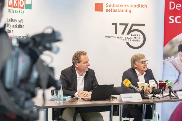 Spartenobmann Gerhard Wohlmuth (r.) und Peter Voithofer vom Institut für Österreichs Wirtschaft präsentieren die aktuelle Halbjahresbilanz: Der steirische Handel konnte von Jänner bis Juni 17,9 Milliarden Euro erwirtschaften. | Foto: Fischer