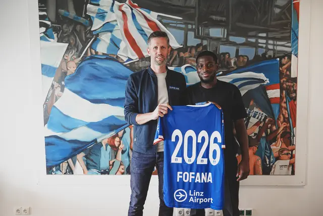 Blau-Weiß-Sportdirektor Christoph Schösswendter (li) mit Neuverpflichtung Mamadou Fofana. | Foto: FC Blau-Weiß Linz