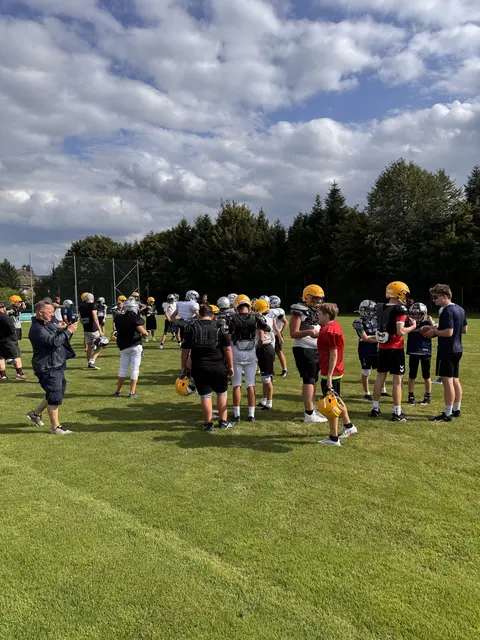 Die Footballer von morgen aus Ried und Traun spielen nun gemeinsam. | Foto: GladiSharks