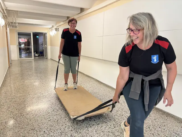 Mit diesem Zugwagerl - liebevoll "Fritzi" genannt, transportieren die Damen das schwere Mobiliar. Hier musste zu Demonstrationszwecken Burgi Stelzer als Fracht fungieren. | Foto: Margot Jeitler