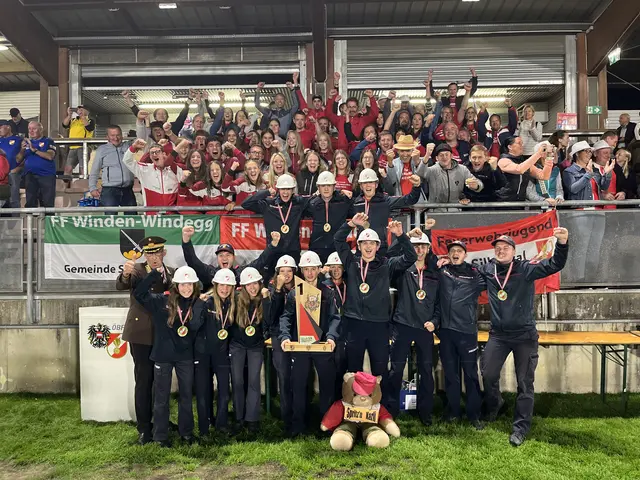 Die Feuerwehrjugend Winden-Windegg jubelt mit ihren Fans über den Titel in der Steiermark. | Foto: Antonia Gattringer 