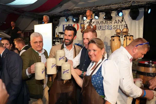 Prost: Udo Landbauer/Susi Rosenkranz/Harald Vilimsky/Martin Antauer | Foto: FPÖ