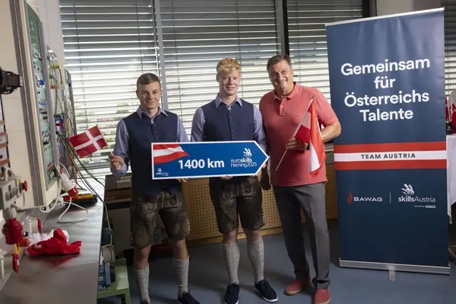 WK-Präsident Jürgen Mandl (r.) wünscht Leon Korak (M.) und Noah Scheriau viel Erfolg bei den EuroSkills in Dänemark. | Foto: WKK/Peter Just
