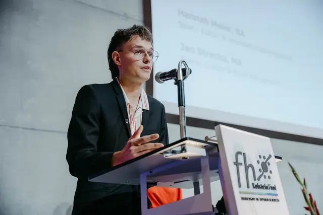 Jan Střecha bei der Sponsion 2024, wo er auch die Abschlussrede hielt – seine Master-Thesis bildete die Grundlage für einen später im Fachjournal Future Transportation veröffentlichten Artikel. | Foto: FH Kufstein Tirol