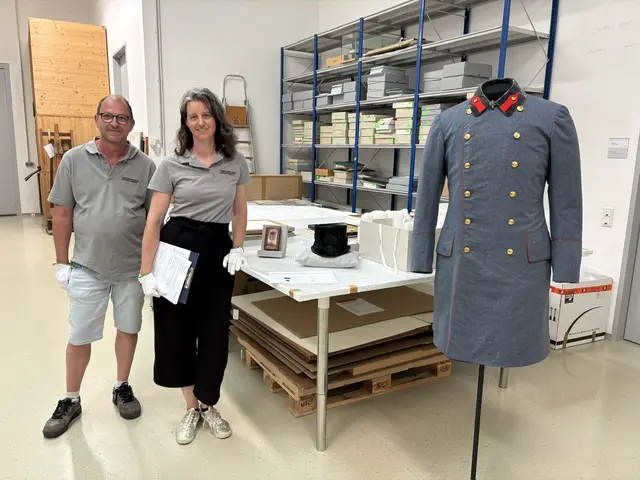 Die Profis hinter den Kulissen: Christian Lindtner (Art Handling) und Eleonora Weixelbaumer (Restauratorin) | Foto: Lauren Fahrenberger / MeinBezirk