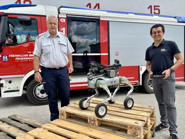 Feuerwehrchef Roland Weber und Raimund Edlinger von der FH zeigen, wie mit den Robotern reale Einsatzszenarien geprobt werden. | Foto: FF Wels