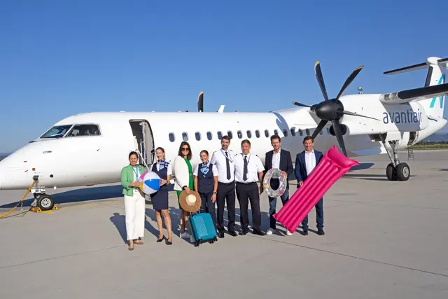 Urlauberinnen und Urlauber aufgepasst, Mykonos ruft. V.l.n.r.: Ulrike Grochot (Graz Airport), Sonja Puffer (Springer Reisen), Crew Avanti Air und Wolfgang Grimus sowie Jürgen Löschnig (Geschäftsführer Graz Airport). | Foto: Graz Airport