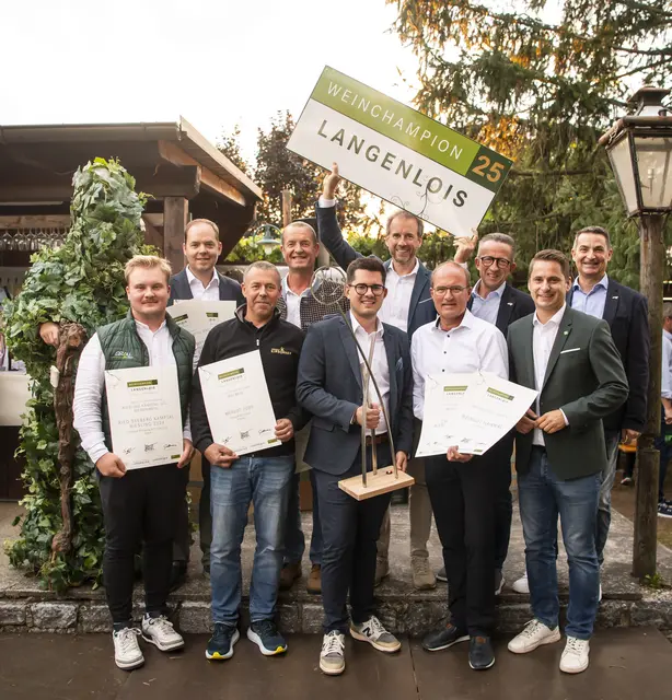 v.li.n.re./hinten: Hannes Reithmaier, Peter Schweiger, Obmann Weinbauverein Robert Herbst, Vbgm. Leopold Groiß und Ursin Haus GF Wolfgang Schwarz
v.li.n.re. /vorne: Daniel Groll, Gerhard Kirschner, Johannes und Karl Haimerl, Nabg. Lukas Brandweiner | Foto: Point of View