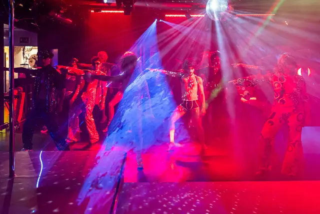 Mit dem "Club Oberon" bringt das Off-Theater ein energiegeladenes Stück mit Hits aus der Disco-Ära auf die Bühne. | Foto: Off Theater/Taro Ebihara