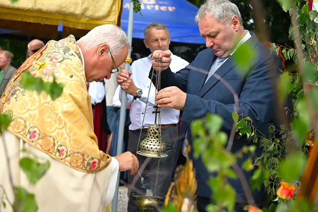 Manfred Herrnhofer assistierte den Priester Robert Katnik. | Foto: Josef Bodner