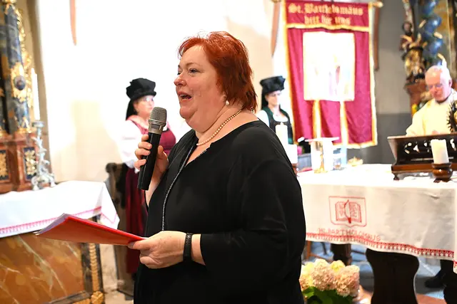 Seelsorgerin Eva Schwarz-Dellemeschnig hieß die Gläubigen auch während der Messfeier herzlich willkommen.“ | Foto: Josef Bodner