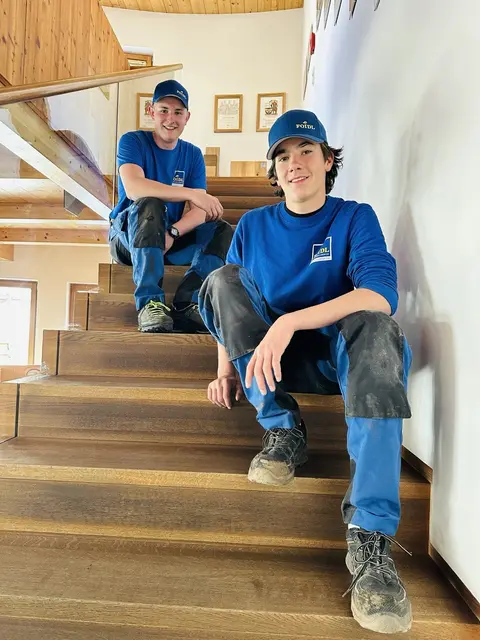 Lehrlinge bei Holzbau Foidl: Thomas Laiminger und Laurin Plattner. | Foto: Schilling